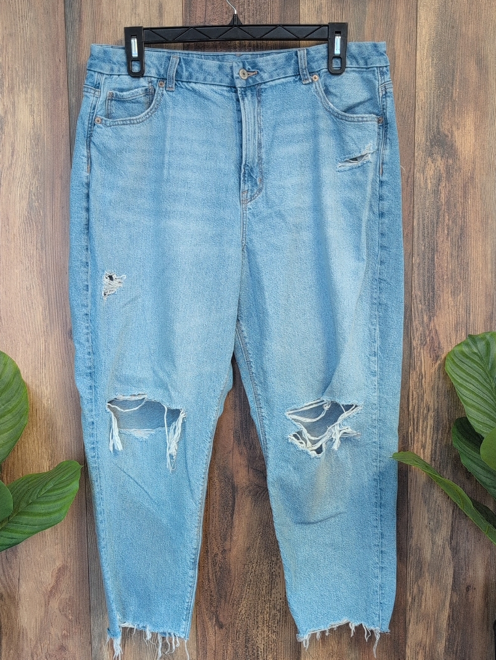 American Eagle Strigid Curvy Mom Distressed Jeans 20 Short W261